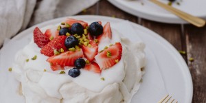 Beitragsbild des Blogbeitrags Rezept: Mini Pavlova mit frischen Beeren