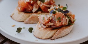 Beitragsbild des Blogbeitrags Rezept: Lachs Poke Ciabatta Häppchen