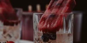 Beitragsbild des Blogbeitrags Bubbly Friday: Beeren Holunder Eis mit Rosé 