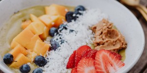 Beitragsbild des Blogbeitrags Rezept: Frozen Matcha Smoothie Bowl