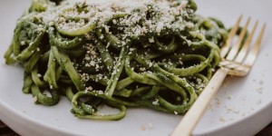 Beitragsbild des Blogbeitrags Rezept: Pasta mit Spinat-Kokos Soße & Cashew Parmesan 