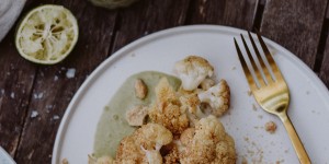 Beitragsbild des Blogbeitrags Rezept: Ofen Karfiol mit Erdnussbröseln & Tahindressing