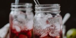 Beitragsbild des Blogbeitrags Bubbly Friday: Herbstlicher Caipirinha mit Traube 
