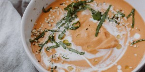 Beitragsbild des Blogbeitrags Recipe: cremige rote Linsen Kokos Suppe
