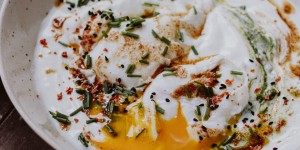 Beitragsbild des Blogbeitrags Rezept: Cilbir pochierte Eier in Knoblauchjoghurt 