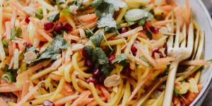 Beitragsbild des Blogbeitrags Rezept: Thai Mango Salat mit Erdnüssen
