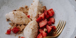 Beitragsbild des Blogbeitrags Rezept: Topfennockerl mit marinierten Erdbeeren 