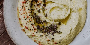 Beitragsbild des Blogbeitrags Rezept: cremiger Erbsen Hummus
