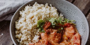 Beitragsbild des Blogbeitrags Rezept: rotes Garnelen Curry mit Karfiolreis 