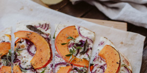Beitragsbild des Blogbeitrags Rezept: Knuspriger Kürbis Flammkuchen