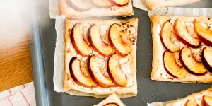 Beitragsbild des Blogbeitrags Recipe: Peach Tarts With Goat Cheese