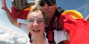 Beitragsbild des Blogbeitrags Skydiving in Luxembourg | Ever jumped out of a plane in a Dirndl?