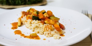 Beitragsbild des Blogbeitrags Vegane Reispfanne mit Gemüse