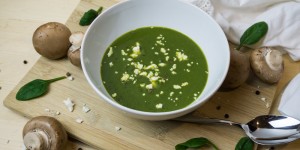 Beitragsbild des Blogbeitrags Cremige Spinatsuppe mit Pilzen