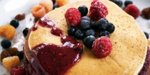 Beitragsbild des Blogbeitrags Protein Pancakes mit Beeren