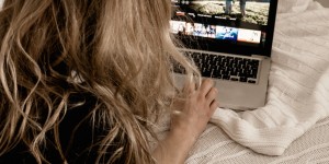Beitragsbild des Blogbeitrags Sehenswerte Netflix-Dokus, die zum Nachdenken anregen 