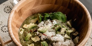 Beitragsbild des Blogbeitrags Veggie Bowl mit Reis und Gurken-Zucchini-Sauce