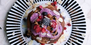 Beitragsbild des Blogbeitrags Pancakes mit Beeren und Mandelcreme 