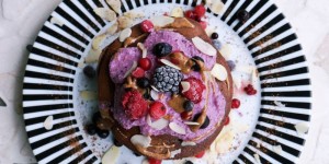 Beitragsbild des Blogbeitrags Pancakes mit Beeren und Mandelcreme