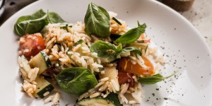 Beitragsbild des Blogbeitrags Veganer gebratener Reis mit Tomaten und Zucchini