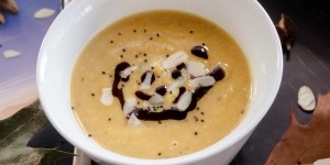 Beitragsbild des Blogbeitrags Vegane Kichererbsen-Süßkartoffel Suppe 