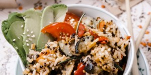 Beitragsbild des Blogbeitrags Linsen-Quinoa-Reis Bowl mit Gemüse