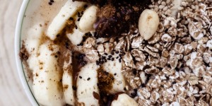 Beitragsbild des Blogbeitrags Oatmeal mit Bananen, Datteln und Nüssen