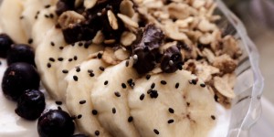 Beitragsbild des Blogbeitrags Hafer-Zimt Granola mit veganem Joghurt
