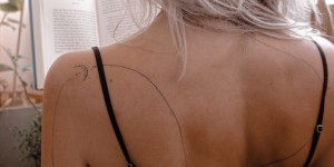 Beitragsbild des Blogbeitrags Buchtipp: Der Mond leuchtet in jeder Pfütze