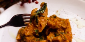 Beitragsbild des Blogbeitrags Cremige Linsenpasta in Kürbissauce