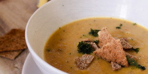 Beitragsbild des Blogbeitrags Vegane Kürbiscremesuppe