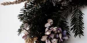 Beitragsbild des Blogbeitrags Weihnachtlichen Türkranz basteln