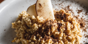 Beitragsbild des Blogbeitrags Hirsebrei mit Apfel-Kürbis und Zimt