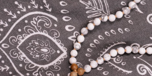 Beitragsbild des Blogbeitrags Chakra Meditation mit einer Mala Kette 