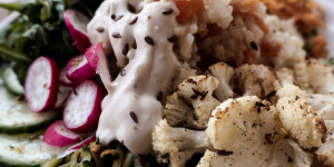 Beitragsbild des Blogbeitrags Vegane Buddha Bowl mit gebackenem Blumenkohl