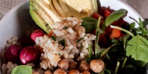 Beitragsbild des Blogbeitrags Veggie Spring Ayurveda Bowl