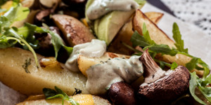 Beitragsbild des Blogbeitrags Ofengemüse mit veganem Skyr-Kernöl-Dip
