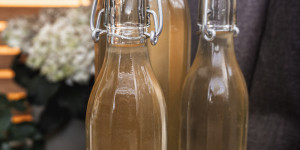 Beitragsbild des Blogbeitrags Holundersirup herstellen