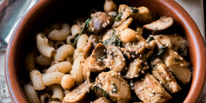 Beitragsbild des Blogbeitrags Vegan Chicken-Champignons-Sauce mit Penne