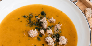 Beitragsbild des Blogbeitrags Vegane Hokkaido-Kürbiscremesuppe