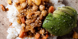 Beitragsbild des Blogbeitrags Butternuss-Kichererbsen Curry mit Reis