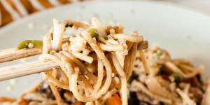 Beitragsbild des Blogbeitrags Veganer Asia-Nudel-Wok