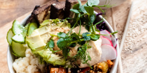 Beitragsbild des Blogbeitrags Buddha Bowl mit Reis, Tofu und Hummus 