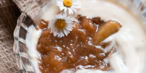 Beitragsbild des Blogbeitrags Veganes Rhabarberkompott mit Vanillejoghurt 