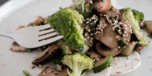 Beitragsbild des Blogbeitrags Champignon-Brokkoli-Zucchini-Pfanne mit Pesto 