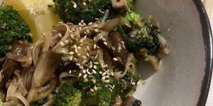 Beitragsbild des Blogbeitrags Reisnudeln mit Pilzen, Brokkoli und Spinat 