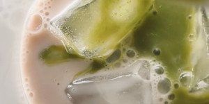 Beitragsbild des Blogbeitrags Iced Matcha Hazelnut Latte 