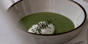 Beitragsbild des Blogbeitrags Vegane Spinatcremesuppe mit Sojaschaum-Häubchen