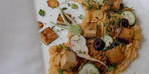 Beitragsbild des Blogbeitrags Gebratener Tofu auf Karotten-Kartoffel Püree