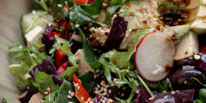 Beitragsbild des Blogbeitrags Bunter Gemüsesalat mit geräuchertem Tofu